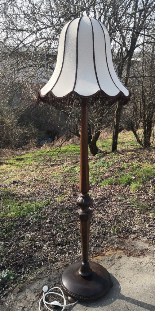 Starožitná vysoká lampa