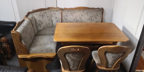 Rohová lavice + 2x židle + stůl