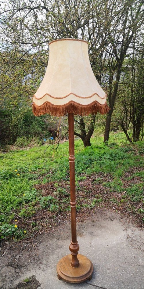 Rustikální vysoká lampa