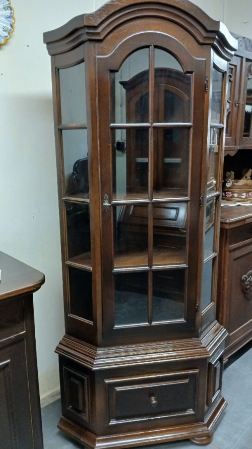 Masivní rohová vitrína s šuplíkem