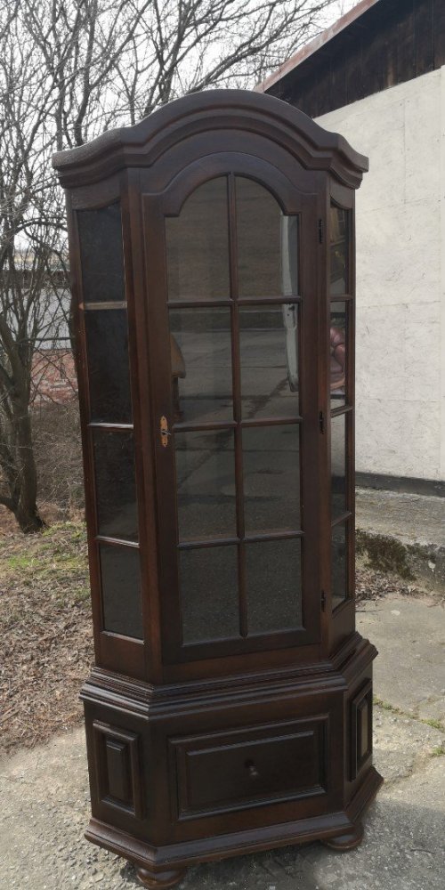 Masivní rohová vitrína s šuplíkem