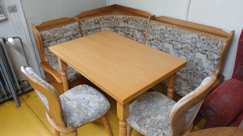 Masivní rohová lavice + 2x židle + rozkládací stůl