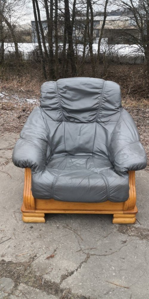 Kožené křeslo s masivním dřevem