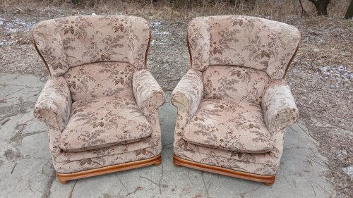 Masivní křeslo ušák