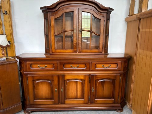 Masivní komoda s vitrínkou na pověsení