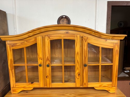 Masivní vitrínka na pověsení