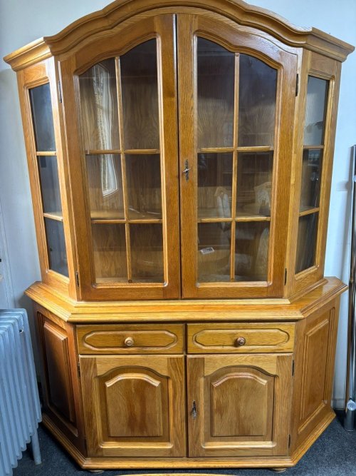 Masivní rustikální vitrína