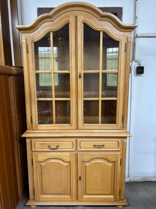 Masivní světlá vitrína