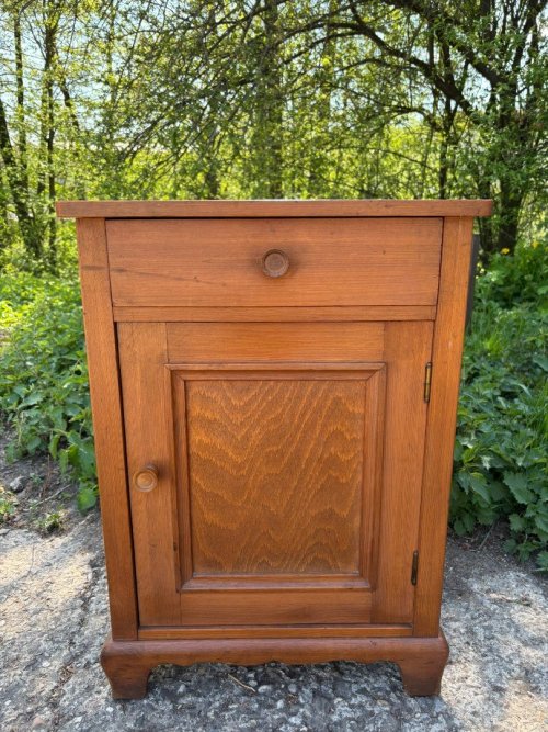 Malá masivní komoda - noční stolek