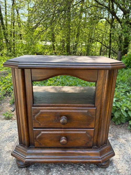 Masivní tmavý noční stolek s šuplíky