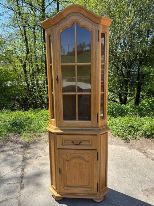 Masivní světlá rohová vitrína