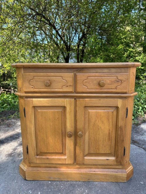 Masivní světlá komoda