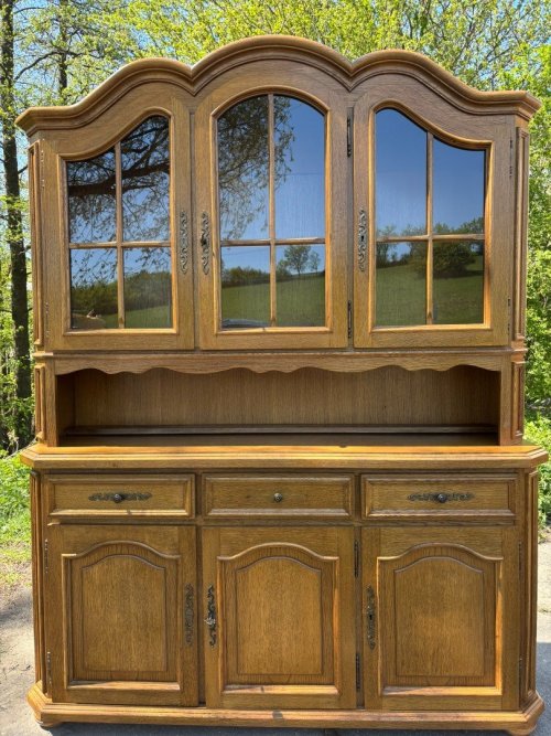 Masivní rustikální příborník