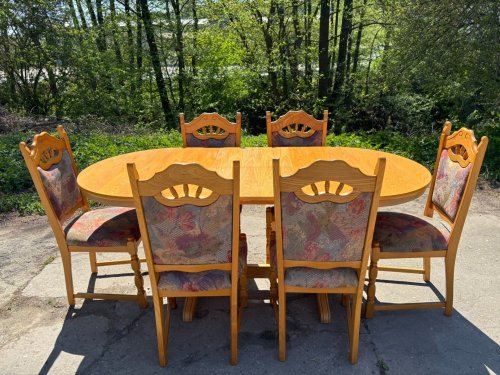 Masivní světlý rozkládací stůl + 6x masivní židle