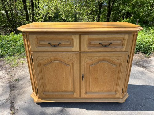 Masivní světlá komoda