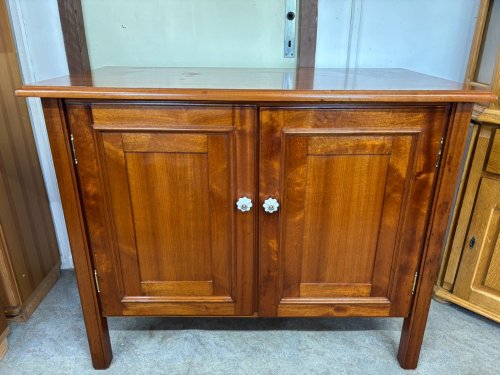 Masivní komoda na nožkách