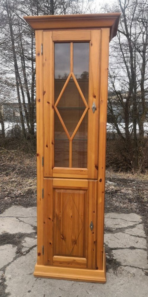 Celomasivní úzká vitrína