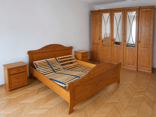 Masivní kompletní ložnice : velká masivní skříň + masivní manželská postel - 180x190cm + polohovací rošty + 2x masivní noční stolek